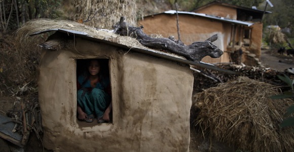 Uttara Saud, 14-latka podczas pobytu w "chhaupadi" - wioska Legudsen w zachodnim Nepalu - http://blogs.reuters.com/photographers-blog/2014/03/05/banished-once-a-month/